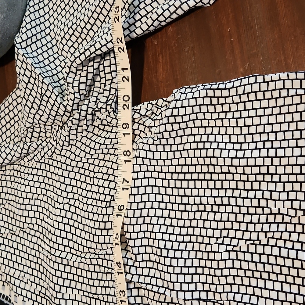 EUC Black and White Blouse (222) - Picture 3 of 7